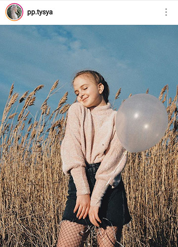 「Instagramの秋の写真のアイデア-セーターの村の少女」