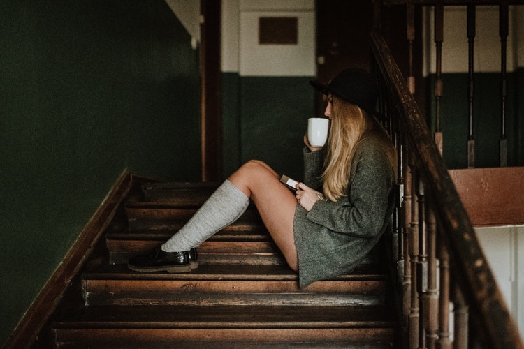 「Instagramの秋の写真のアイデア-ゴルフ靴下の女の子」