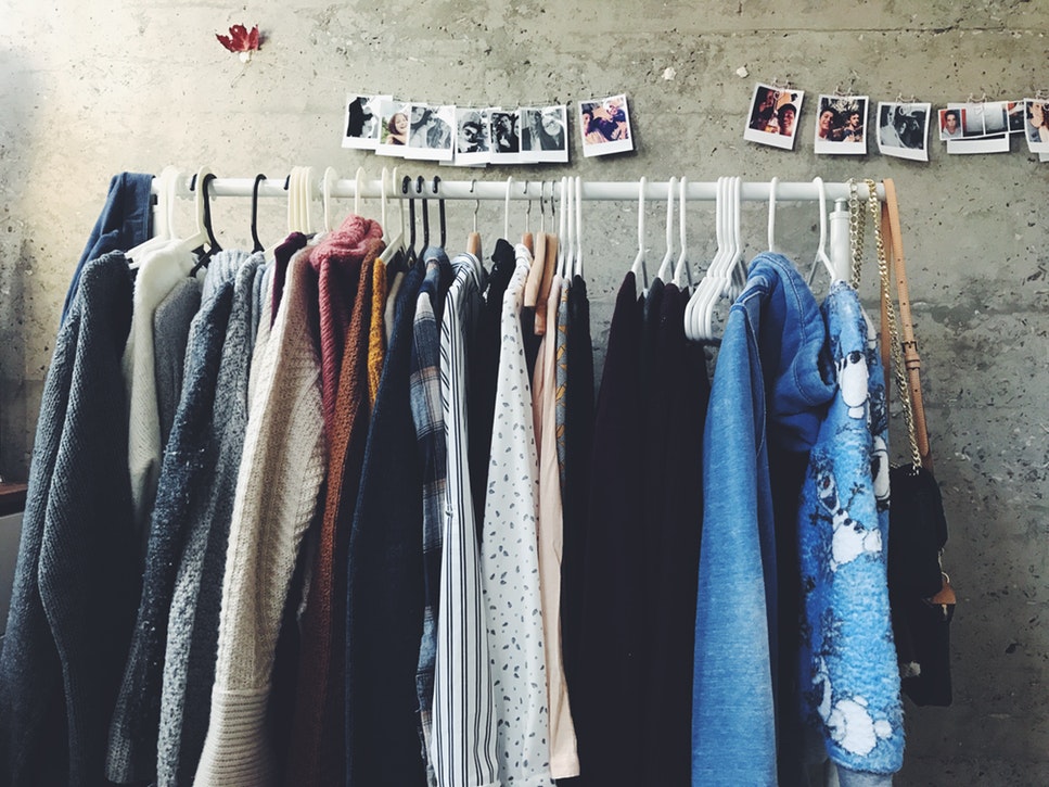 「Instagramの秋の写真のアイデア-ハンガーの服」