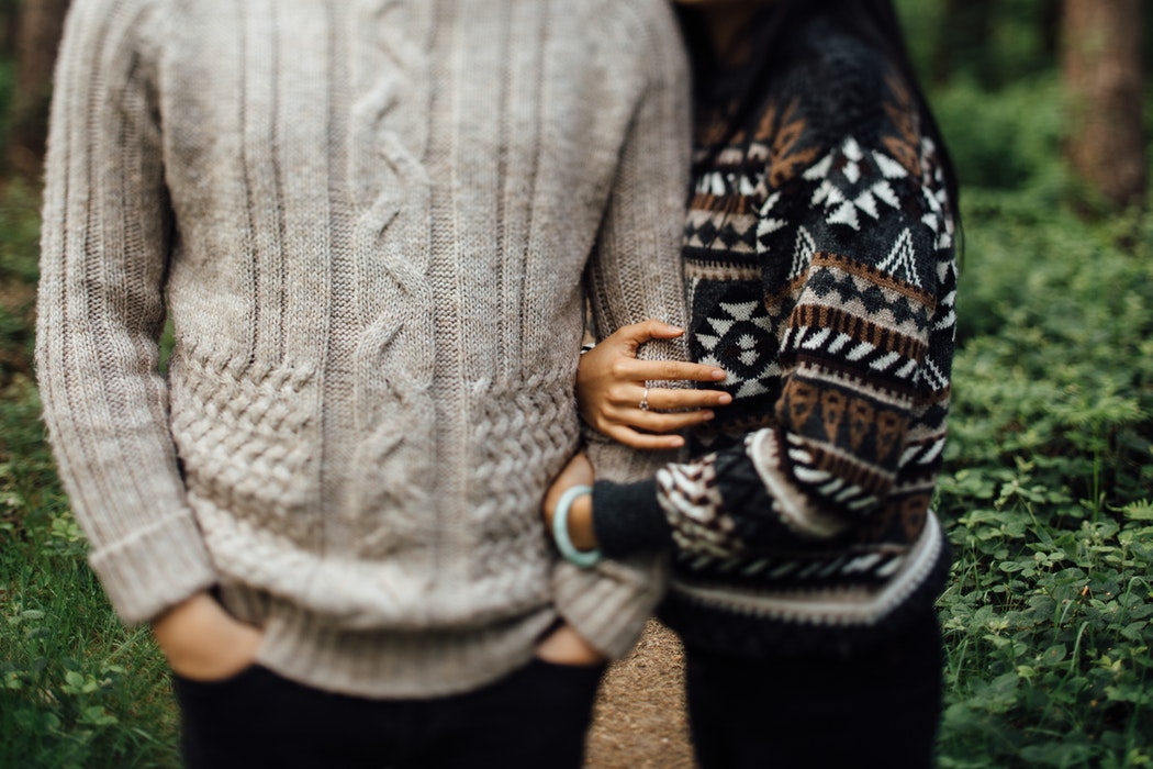 「Instagramの秋の写真のアイデア-セーターのカップル」