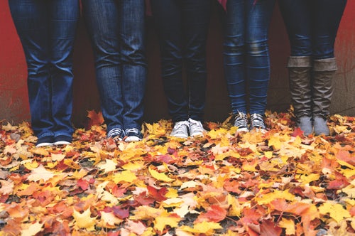「秋のInstagramの写真のアイデア-あなたの足の下に落ちます」