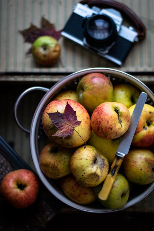 「Instagramの秋の写真のアイデア-テーブルの上のリンゴ」