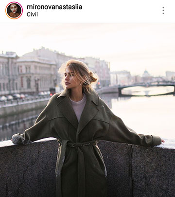 「instagramの秋の写真のアイデア-コートの橋の上の少女」