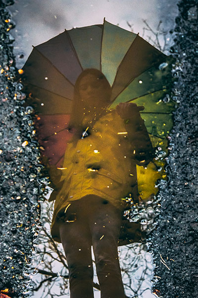 「Instagramの秋の写真のアイデア-傘を持った水たまりでの反射」