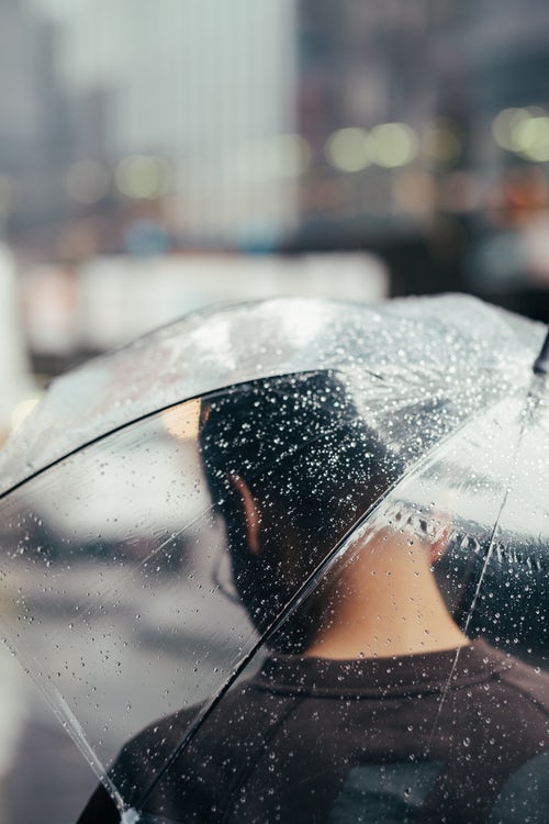 「instagramの秋の写真のアイデア-雨の中の傘」