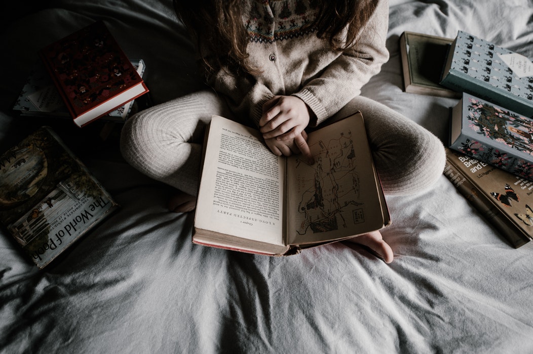 「instagramの秋の写真のアイデア-ベッドで本を読む」