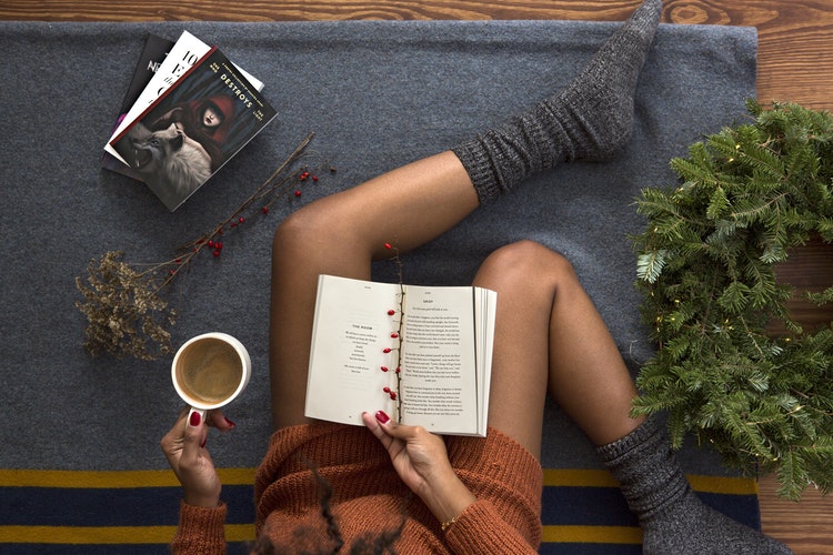 「Instagramの秋の写真のアイデア-コーヒーと本を持つ少女」