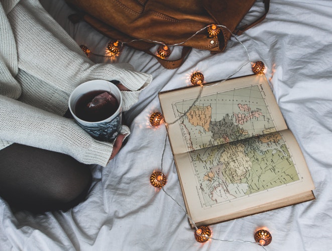 「instagramの秋の写真のアイデア-ベッドで本とコーヒー」