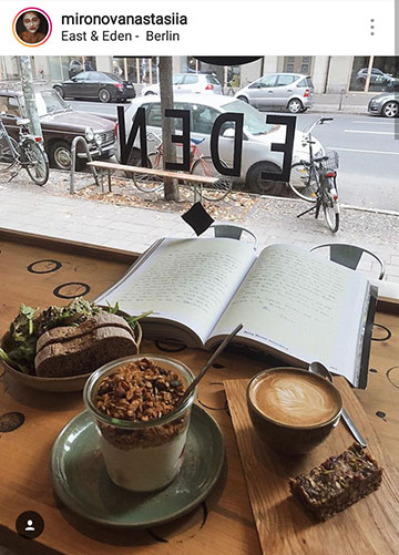 「Instagramの秋の写真のアイデア-カフェで本を読む」