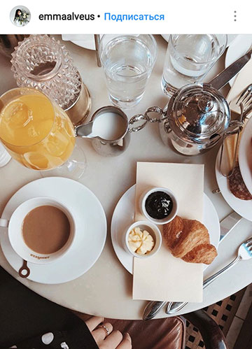 「instagramの秋の写真のアイデア-カフェの朝食のレイアウト」