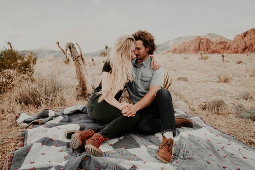 「Instagramの秋の写真のアイデア-恋人同士のピクニック」