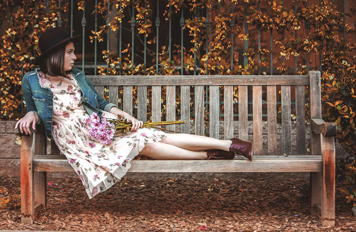 「Instagramの秋の写真のアイデア-ベンチの上の少女」