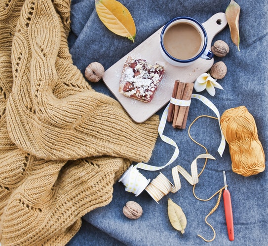 「Instagramの秋の写真のアイデア-レイアウトフラットコーヒーセーター」