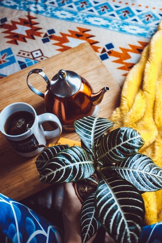 「Instagramの秋の写真のアイデア-ベッドでお茶」
